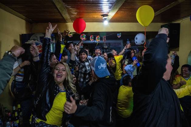 Colombians celebrate the victory in Bogota. BOGOTÃ, COLOMBIA JULY 3, 2026: Colombian football fans celebrate in Bogota after Colombia defeated Ghana to advance to the Round of 16 of the FIFA World Cup, WM, Weltmeisterschaft, Fussball 2026. Supporters waved national flags, sang, and gathered across the Colombian capital following the final whistle. Bogota CO Copyright: x xAntonioxCasciox xJNAxPressx