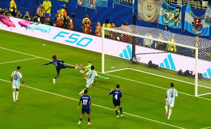 Emiliano Martinez of Argentina saves from Gilson Benchimol of Cabo Verde deep into extra time Argentina v Cape Verde, 2026 FIFA World Cup, WM, Weltmeisterschaft, Fussball Round of 32, Football, Miami Stadium, Miami, Florida, USA - 03 Jul 2026Miami Miami Stadium Florida (FL) United States of America  Copyright: xJavierxGarcia Shutterstockx 16975460dh
