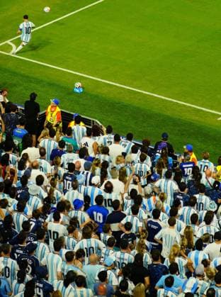 Lionel Messi of Argentina takes a corner in front of fans Argentina v Cape Verde, 2026 FIFA World Cup, WM, Weltmeisterschaft, Fussball Round of 32, Football, Miami Stadium, Miami, Florida, USA - 03 Jul 2026Miami Miami Stadium Florida (FL) United States of America  Copyright: xJavierxGarcia Shutterstockx 16975460dn