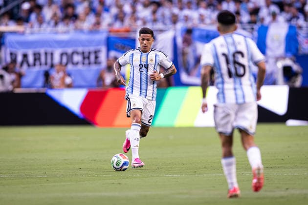 Argentina v Cabo Verde: round of 32 - FIFA World Cup, WM, Weltmeisterschaft, Fussball 2026 MIAMI, FL - JULY 3: Enzo Fernandez 24 of Argentina drives the ball during the FIFA World Cup 2026 round of 32 match between Argentina and Cabo Verde at Miami Stadium on July 3, 2026 in Miami, USA. (Photo by Victor Monteiro PxImages) Miami Miami Stadium FL USA Copyright: xVictorxMonteirox