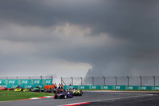 Pascal Wehrlein (GER) Porsche führt das FE fahrerfeld in die erste Runde während dahinter ein Unweter vorbeizieht, Rennen 1, FIA Formel E Weltmeisterschaft Saison 12, Shanghai E- Prix, China, 04.07.2026, Shanghai International Circuit, Dunkle Wolken *** Pascal Wehrlein (GER) in his Porsche leads the FE field into the first lap as a storm passes by behind them, Race 1, FIA Formula E World Championship Season 12, Shanghai E-Prix, China, July 4, 2026, Shanghai International Circuit, dark clouds