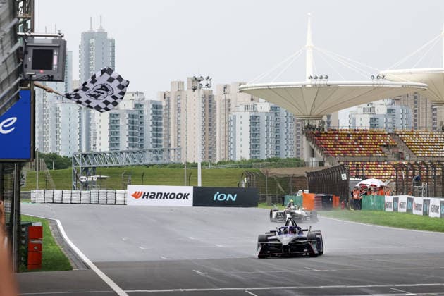 Sieger Pascal Wehrlein (GER) Porsche passiert die schwarz-weiss karierte Flagge im Rennen 1, FIA Formel E Weltmeisterschaft Saison 12, Shanghai E- Prix, China, 04.07.2026, Shanghai International Circuit *** Winner Pascal Wehrlein (GER, Porsche) passes the black-and-white checkered flag in Race 1 of the FIA Formula E World Championship, Season 12, Shanghai E-Prix, China, July 4, 2026, at the Shanghai International Circuit