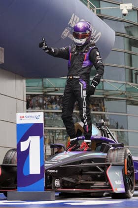 Erster Pascal Wehrlein (GER) Porsche in Siegerpose auf seinem Porsche 99x Electric im Parc ferme nach dem Rennen 1, FIA Formel E Weltmeisterschaft Saison 12, Shanghai E- Prix, China, 04.07.2026, Shanghai International Circuit *** Pascal Wehrlein (GER) of Porsche strikes a victory pose in his Porsche 99x Electric in the parc fermé after Race 1 of the FIA Formula E World Championship Season 12, Shanghai E-Prix, China, July 4, 2026, at the Shanghai International Circuit