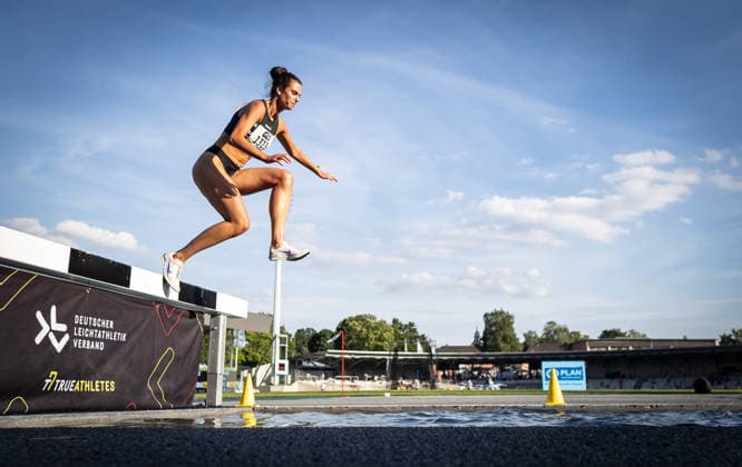 Deutsche Meisterschaften U23 U18; Bochum-Wattenscheid, 03.07.2026 Am Wassergraben: Lilly Steingaß (SC DHfK Leipzig) im 3000m-Hindernis-Finale der Juniorinnen U23; Deutsche Meisterschaften U23 U18 am 03.07.2026 im Lohrheidestadion in Bochum-Wattenscheid (Nordrhein-Westfalen). *** German U23 and U18 Championships, Bochum-Wattenscheid, July 3, 2026, at the Wassergraben: Lilly Steingaß of SC DHfK Leipzig in the women’s U23 3000m steeplechase final at the German U23 and U18 Championships on July 3, 2026, at the Lohrheidestadion in Bochum-Wattenscheid, North Rhine-Westphalia Copyright: xBEAUTIFULxSPORTS R.xSchmittx