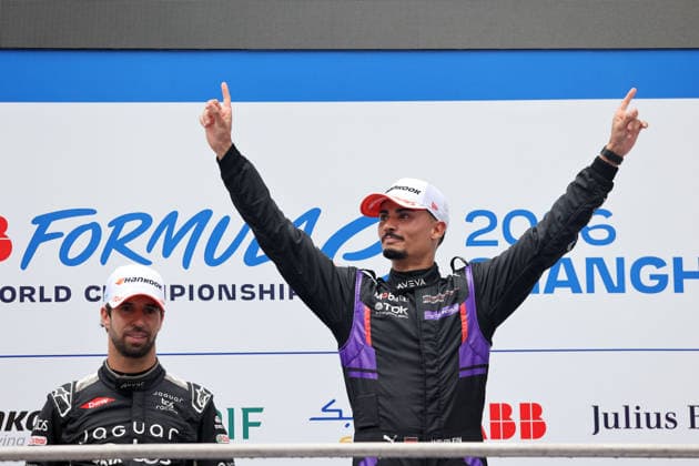 Zweiter Antonio Felix da Costa (POR) Jaguar und Erster Pascal Wehrlein (GER) Porsche in Siegerpose auf dem Podium, rennen 1, FIA Formel E Weltmeisterschaft Saison 12, Shanghai E- Prix, China, 04.07.2026, Shanghai International Circuit *** Second-place finisher Antonio Felix da Costa (POR, Jaguar) and first-place finisher Pascal Wehrlein (GER, Porsche) strike a victory pose on the podium, Race 1, FIA Formula E World Championship Season 12, Shanghai E-Prix, China, July 4, 2026, Shanghai International Circuit