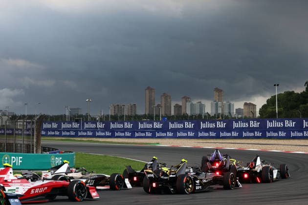 Das FE Fahrerfeld in der zweiten Runde unter einem vorbei ziehenden Unweter, Rennen 1, FIA Formel E Weltmeisterschaft Saison 12, Shanghai E- Prix, China, 04.07.2026, Shanghai International Circuit, Dunkle Wolken *** The FE field of drivers on the second lap as a storm passes overhead, Race 1, FIA Formula E World Championship Season 12, Shanghai E-Prix, China, July 4, 2026, Shanghai International Circuit, dark clouds