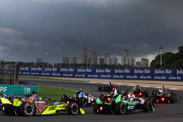 Das FE Fahrerfeld in der zweiten Runde unter einem vorbei ziehenden Unweter, Rennen 1, FIA Formel E Weltmeisterschaft Saison 12, Shanghai E- Prix, China, 04.07.2026, Shanghai International Circuit, Dunkle Wolken *** The FE field of drivers on the second lap as a storm passes overhead, Race 1, FIA Formula E World Championship Season 12, Shanghai E-Prix, China, July 4, 2026, Shanghai International Circuit, dark clouds