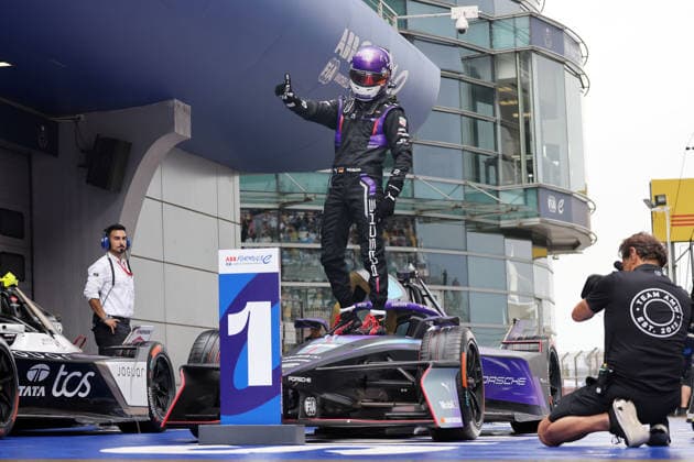 Erster Pascal Wehrlein (GER) Porsche in Siegerpose auf seinem Porsche 99x Electric im Parc ferme nach dem Rennen 1, FIA Formel E Weltmeisterschaft Saison 12, Shanghai E- Prix, China, 04.07.2026, Shanghai International Circuit *** Pascal Wehrlein (GER) of Porsche strikes a victory pose in his Porsche 99x Electric in the parc fermé after Race 1 of the FIA Formula E World Championship Season 12, Shanghai E-Prix, China, July 4, 2026, at the Shanghai International Circuit