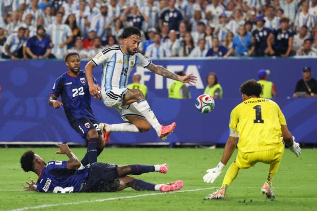 MIAMI GARDENS, FLORIDA - JULY 03: Nico Gonzalez 15 of Argentina in action during the FIFA World Cup, WM, Weltmeisterschaft, Fussball 2026 Round of 32 match between Argentina and Cabo Verde at Miami Stadium on July 3, 2026 in Miami Gardens, Florida.  Copyright: xWuxZhizhaox 111652149519