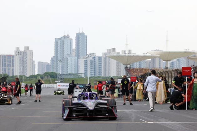 Pascal Wehrlein (GER) Porsche rollt in die Startaufstellung zu Rennen 1, FIA Formel E Weltmeisterschaft Saison 12, Shanghai E- Prix, China, 04.07.2026, Shanghai International Circuit, Dunkle Wolken *** Pascal Wehrlein (GER) in a Porsche rolls onto the starting grid for Race 1 of the FIA Formula E World Championship, Season 12, Shanghai E-Prix, China, July 4, 2026, Shanghai International Circuit, dark clouds