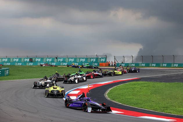 Pascal Wehrlein (GER) Porsche führt das FE fahrerfeld in die erste Runde während dahinter ein Unweter vorbei zieht, Rennen 1, FIA Formel E Weltmeisterschaft Saison 12, Shanghai E- Prix, China, 04.07.2026, Shanghai International Circuit, Dunkle Wolken *** Pascal Wehrlein (GER) in his Porsche leads the FE field into the first lap as a storm passes by behind him, Race 1, FIA Formula E World Championship Season 12, Shanghai E-Prix, China, July 4, 2026, Shanghai International Circuit, Dark Clouds