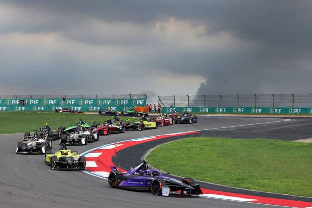Pascal Wehrlein (GER) Porsche führt das FE fahrerfeld in die erste Runde während dahinter ein Unweter vorbeizieht, Rennen 1, FIA Formel E Weltmeisterschaft Saison 12, Shanghai E- Prix, China, 04.07.2026, Shanghai International Circuit, Dunkle Wolken *** Pascal Wehrlein (GER) in his Porsche leads the FE field into the first lap as a storm passes by behind them, Race 1, FIA Formula E World Championship Season 12, Shanghai E-Prix, China, July 4, 2026, Shanghai International Circuit, Dark Clouds