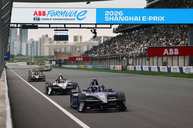 Pascal Wehrlein (GER) Porsche führt das FE fahrerfeld an, Rennen 1, FIA Formel E Weltmeisterschaft Saison 12, Shanghai E- Prix, China, 04.07.2026, Shanghai International Circuit, Dunkle Wolken *** Pascal Wehrlein (GER) in a Porsche leads the FE field, Race 1, FIA Formula E World Championship Season 12, Shanghai E-Prix, China, July 4, 2026, Shanghai International Circuit, Dark Clouds