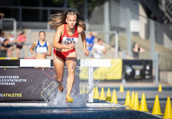 Deutsche Meisterschaften U23 U18; Bochum-Wattenscheid, 03.07.2026 Kimberly Deidersen (SV 1899 Mühlhausen) am Wassergraben im 2000m-Hindernis-Finale der Weiblichen Jugend U18; Deutsche Meisterschaften U23 U18 am 03.07.2026 im Lohrheidestadion in Bochum-Wattenscheid (Nordrhein-Westfalen). *** German U23 and U18 Championships, Bochum-Wattenscheid, July 3, 2026: Kimberly Deidersen of SV 1899 Mühlhausen am Wassergraben in the 2000m steeplechase final for the U18 girls at the German U23 and U18 Championships on July 3, 2026, at the LohrheidestStadium in Bochum-Wattenscheid, North Rhine-Westphalia Copyright: xBEAUTIFULxSPORTS R.xSchmittx
