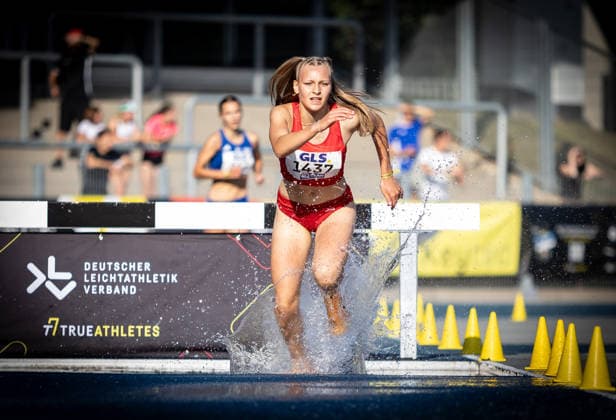 Deutsche Meisterschaften U23 U18; Bochum-Wattenscheid, 03.07.2026 Kimberly Deidersen (SV 1899 Mühlhausen) am Wassergraben im 2000m-Hindernis-Finale der Weiblichen Jugend U18; Deutsche Meisterschaften U23 U18 am 03.07.2026 im Lohrheidestadion in Bochum-Wattenscheid (Nordrhein-Westfalen). *** German U23 and U18 Championships, Bochum-Wattenscheid, July 3, 2026: Kimberly Deidersen of SV 1899 Mühlhausen am Wassergraben in the 2000m steeplechase final for the U18 girls at the German U23 and U18 Championships on July 3, 2026, at the LohrheidestStadium in Bochum-Wattenscheid, North Rhine-Westphalia Copyright: xBEAUTIFULxSPORTS R.xSchmittx