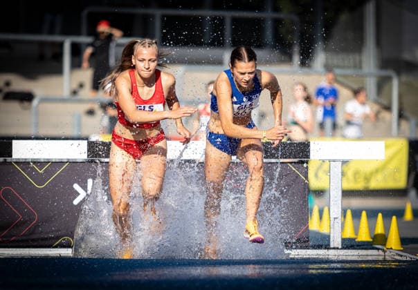 Deutsche Meisterschaften U23 U18; Bochum-Wattenscheid, 03.07.2026 Kimberly Deidersen (SV 1899 Mühlhausen) und Mia Parge (SC Neubrandenburg) am Wassergraben im 2000m-Hindernis-Finale der Weiblichen Jugend U18; Deutsche Meisterschaften U23 U18 am 03.07.2026 im Lohrheidestadion in Bochum-Wattenscheid (Nordrhein-Westfalen). *** German U23 and U18 Championships, Bochum and Wattenscheid, July 3, 2026: Kimberly Deidersen of SV 1899 Mühlhausen and Mia Parge of SC Neubrandenburg at the water jump in the 2000m steeplechase final of the U18 Girls’ category at the German U23 and U18 Championships on July 3, 2026 at the Lohrheidestadion in Bochum-Wattenscheid, North Rhine-Westphalia Copyright: xBEAUTIFULxSPORTS R.xSchmittx