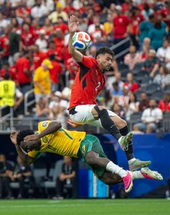 July 3, 2026, Arlington, Texas, USA: Egypt player 2 Def YASSER IBRAHIM attempts to control the ball past Australia player 17 Fwd NESTORY IRANKUNDA during the FIFA World Cup, WM, Weltmeisterschaft, Fussball 2026 Round of 32 match between Australia and Egypt at Dallas Stadium. Arlington USA - ZUMAm147 20260703_spo_m147_023 Copyright: xHossxMcBainx