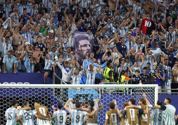 (260704) -- MIAMI, July 4, 2026 -- Players of Argentina celebrate with fans after winning the round of 32 match between Argentina and Cabo Verde at the 2026 FIFA World Cup, WM, Weltmeisterschaft, Fussball at Miami Stadium, Miami, the United States, July 3, 2026. ) (SP)U.S.-MIAMI-FOOTBALL-FIFA WORLD CUP-ROUND OF 32-ARGENTINA VS CABO VERDE ZhangxChen 