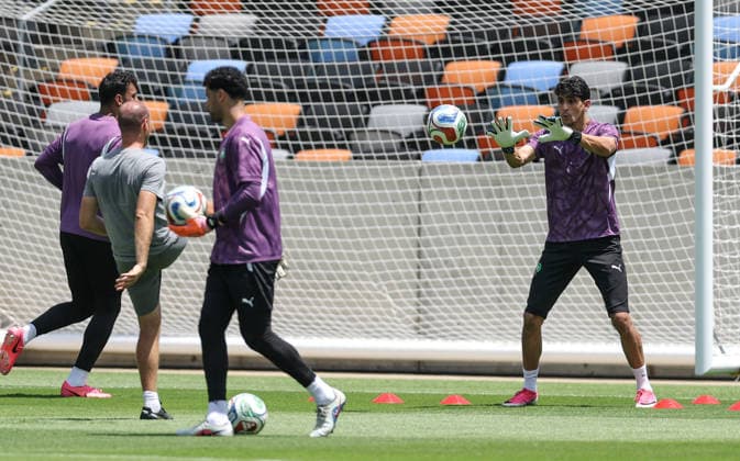 (260704) -- HOUSTON, July 4, 2026 -- Morocco s goalkeeper Yassine Bounou (R) attends a training session ahead of the round of 16 match between Canada and Morocco at the 2026 FIFA World Cup, WM, Weltmeisterschaft, Fussball in Houston, the United States, July 3, 2026. ) (SP)U.S.-HOUSTON-FOOTBALL-FIFA WORLD CUP-TRAINING-MOROCCO LixMing 