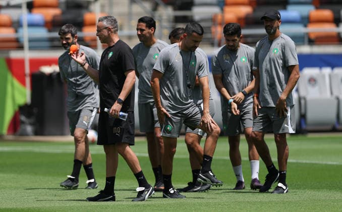 (260704) -- HOUSTON, July 4, 2026 -- Morocco s head coach Mohamed Ouahbi (2nd L) instructs players during a training session ahead of the round of 16 match between Canada and Morocco at the 2026 FIFA World Cup, WM, Weltmeisterschaft, Fussball in Houston, the United States, July 3, 2026. ) (SP)U.S.-HOUSTON-FOOTBALL-FIFA WORLD CUP-TRAINING-MOROCCO LixMing 