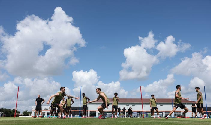 (260704) -- HOUSTON, July 4, 2026 -- Players of Canada attend a training session ahead of the round of 16 match between Canada and Morocco at the 2026 FIFA World Cup, WM, Weltmeisterschaft, Fussball in Houston, the United States, July 3, 2026. ) (SP)U.S.-HOUSTON-FOOTBALL-FIFA WORLD CUP-TRAINING-CANADA LixMing 