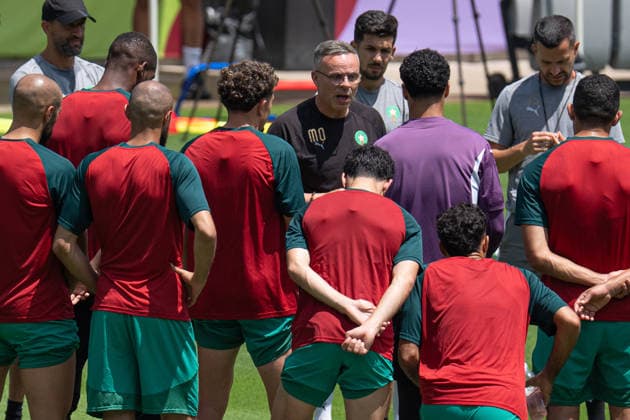 (260704) -- HOUSTON, July 4, 2026 -- Morocco s head coach Mohamed Ouahbi (C) instructs players during a training session ahead of the round of 16 match between Canada and Morocco at the 2026 FIFA World Cup, WM, Weltmeisterschaft, Fussball in Houston, the United States, July 3, 2026. ) (SP)U.S.-HOUSTON-FOOTBALL-FIFA WORLD CUP-TRAINING-MOROCCO XiaoxYijiu 