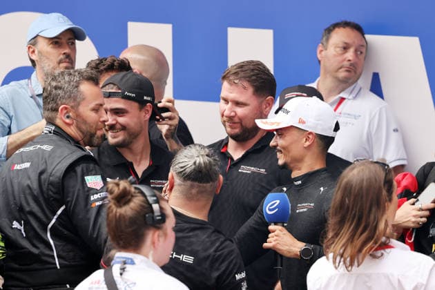 Mechaniker beglückwünschen Sieger Pascal Wehrlein (GER) Porsche anch dem Rennen 1, FIA Formel E Weltmeisterschaft Saison 12, Shanghai E- Prix, China, 04.07.2026, Shanghai International Circuit *** Mechanics congratulate winner Pascal Wehrlein of GER Porsche after Race 1 of the FIA Formula E World Championship Season 12, Shanghai E-Prix, China, July 4, 2026, at the Shanghai International Circuit
