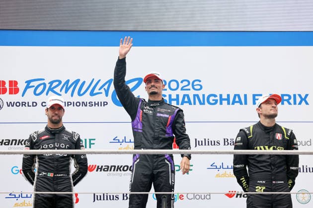 Zweiter Antonio Felix da Costa (POR) Jaguar, Erster Pascal Wehrlein (GER) Porsche in Siegerpose und Dritter jack Dennis (GBR) Andretti auf dem Podium, Rennen 1, FIA Formel E Weltmeisterschaft Saison 12, Shanghai E- Prix, China, 04.07.2026, Shanghai International Circuit *** Second-place finisher Antonio Felix da Costa (POR) in a Jaguar, first-place finisher Pascal Wehrlein (GER) in a Porsche striking a victory pose, and third-place finisher Jack Dennis (GBR) in an Andretti on the podium, Race 1, FIA Formula E World Championship Season 12, Shanghai E-Prix, China, July 4, 2026, Shanghai International Circuit