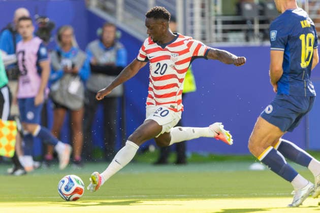 SANTA CLARA, CA - JULY 01: Folarin Balogun 20 of United States of America crosses the ball during the FIFA World Cup, WM, Weltmeisterschaft, Fussball round of 32 match between the United States (USA) and Bosnia and Herzegovina on July 1, 2026 at San Francisco Bay Area Stadium in Santa Clara, CA. (Photo by Bob Kupbens Icon Sportswire) SOCCER: JUL 01 FIFA World Cup 26 Round of 32 - USA v Bosnia and Herzegovina EDITORIAL USE ONLY Icon260701143