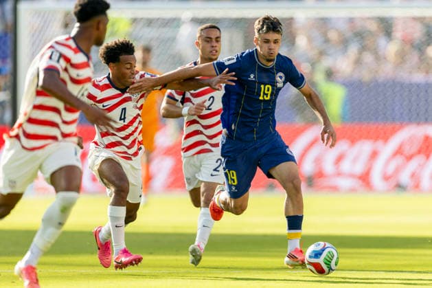SANTA CLARA, CA - JULY 01: Kerim Alajbegovic 19 of Bosnia and Herzegovina is chased down by Tyler Adams 4 of United States of America during the FIFA World Cup, WM, Weltmeisterschaft, Fussball round of 32 match between the United States (USA) and Bosnia and Herzegovina on July 1, 2026 at San Francisco Bay Area Stadium in Santa Clara, CA. (Photo by Bob Kupbens Icon Sportswire) SOCCER: JUL 01 FIFA World Cup 26 Round of 32 - USA v Bosnia and Herzegovina EDITORIAL USE ONLY Icon260701168