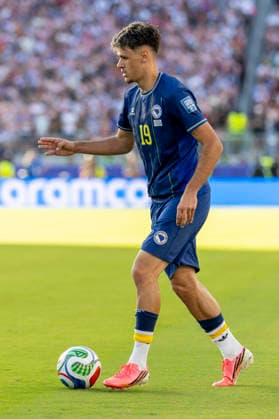 SANTA CLARA, CA - JULY 01: Kerim Alajbegovic 19 of Bosnia and Herzegovina controls the ball during the FIFA World Cup, WM, Weltmeisterschaft, Fussball round of 32 match between the United States (USA) and Bosnia and Herzegovina on July 1, 2026 at San Francisco Bay Area Stadium in Santa Clara, CA. (Photo by Bob Kupbens Icon Sportswire) SOCCER: JUL 01 FIFA World Cup 26 Round of 32 - USA v Bosnia and Herzegovina EDITORIAL USE ONLY Icon260701189