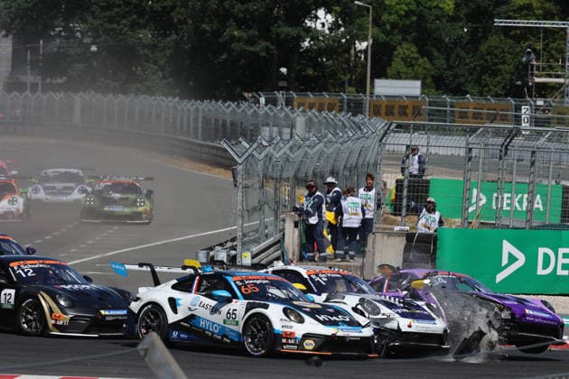 Nürnberg, Deutschland 03. - 05. Juli 2026: Porsche Sixt Carrera Cup Deutschland - 2026 - Norisring - Samstag Rennen 1 Im Bild: Startunfall Dirk Schouten (NED 34), Sam Jongejan (NED 65), Robert de Haan (NED 1) Norisring Bayern *** Nuremberg, Germany, July 3–5, 2026 Porsche Sixt Carrera Cup Germany 2026 Norisring Saturday Race 1 Pictured: Crash at the start involving Dirk Schouten (NED 34), Sam Jongejan (NED 65), and Robert de Haan (NED 1) Norisring, Bavaria Copyright: xFotostandx xFabianxWernerx