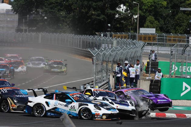 Nürnberg, Deutschland 03. - 05. Juli 2026: Porsche Sixt Carrera Cup Deutschland - 2026 - Norisring - Samstag Rennen 1 Im Bild: Startunfall Dirk Schouten (NED 34), Sam Jongejan (NED 65), Robert de Haan (NED 1) Norisring Bayern *** Nuremberg, Germany, July 3–5, 2026 Porsche Sixt Carrera Cup Germany 2026 Norisring Saturday Race 1 Pictured: Crash at the start involving Dirk Schouten (NED 34), Sam Jongejan (NED 65), and Robert de Haan (NED 1) Norisring, Bavaria Copyright: xFotostandx xFabianxWernerx