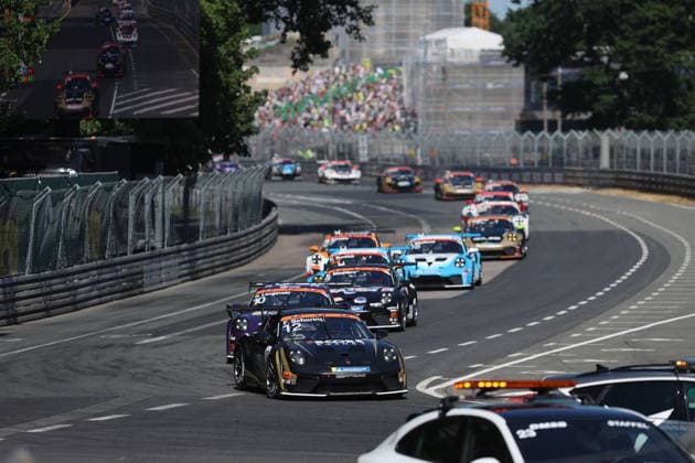 Nürnberg, Deutschland 03. - 05. Juli 2026: Porsche Sixt Carrera Cup Deutschland - 2026 - Norisring - Samstag Rennen 1 Im Bild: Langsame Fahrzeuge hinter dem Safetycar Norisring Bayern *** Nuremberg, Germany, July 3–5, 2026 Porsche Sixt Carrera Cup Germany 2026 Norisring Saturday Race 1 Pictured: Slow vehicles behind the safety car at the Norisring in Bavaria Copyright: xFotostandx xFabianxWernerx