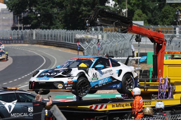 Nürnberg, Deutschland 03. - 05. Juli 2026: Porsche Sixt Carrera Cup Deutschland - 2026 - Norisring - Samstag Rennen 1 Im Bild: Sam Jongejan (NED 65) wird nach Unfall abgeschleppt Norisring Bayern *** Nuremberg, Germany, July 3–5, 2026 Porsche Sixt Carrera Cup Germany 2026 Norisring Saturday Race 1 Pictured: Sam Jongejan (NED 65) being towed away after a crash Norisring, Bavaria Copyright: xFotostandx xFabianxWernerx