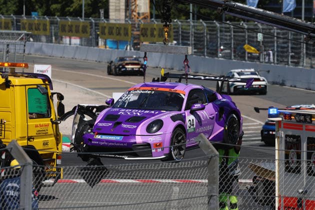 Nürnberg, Deutschland 03. - 05. Juli 2026: Porsche Sixt Carrera Cup Deutschland - 2026 - Norisring - Samstag Rennen 1 Im Bild: Dirk Schouten (NED 34) wird auf den Abschleppwagen transportiert. Norisring Bayern *** Nuremberg, Germany, July 3–5, 2026 Porsche Sixt Carrera Cup Germany 2026 Norisring Saturday Race 1 Pictured: Dirk Schouten (NED 34) being loaded onto the tow truck Norisring, Bavaria Copyright: xFotostandx xFabianxWernerx