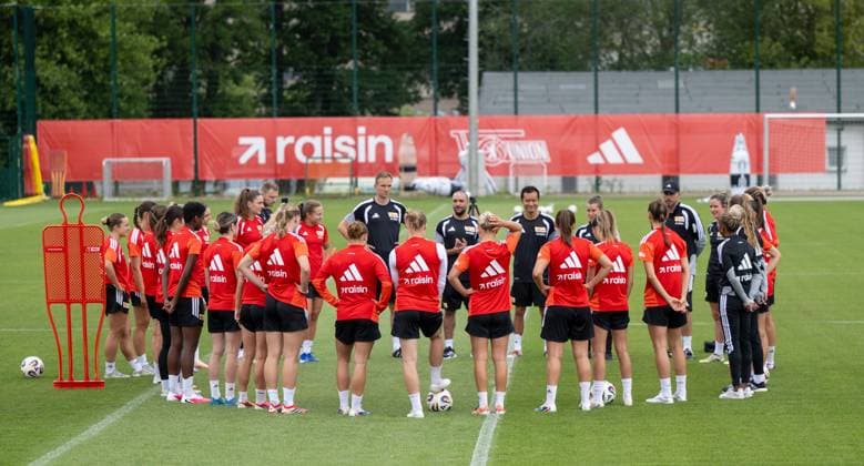 Fußball, Frauen, Saison 2026 2027, Google Pixel Frauen-Bundesliga, 1. FC Union Berlin, Training, Trainerin Marie-Louise Eta (1. Frauen 1. FC Union), 04.07. 2026, *** Soccer, Women, 2026–2027 Season, Google Pixel Women s Bundesliga, 1. FC Union Berlin, Practice, Coach Marie Louise Eta, 1. FC Union Women s Team, July 4, 2026, Copyright: xMatthiasxKochx