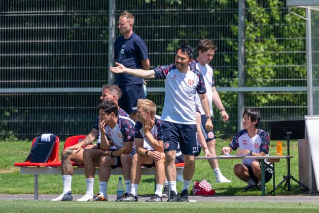 Takashi Yamashita (1. FSV Mainz 05, Trainer) gibt seiner Mannschaft Anweisungen. Bayer 04 Leverkusen vs. 1. FSV Mainz 05, Fussball, Frauen Bundesliga, Testspiel, Saison 2026 2027, 04.07.2026 DFL DFB Regulations prohibit any use of Photographs as image sequences and or Quasivideo Bayer 04 Leverkusen vs. 1. FSV Mainz 05, Fussball, Frauen Bundesliga, Testspiel, Saison 2026 2027, 04.07.2026 Leverkusen *** Takashi Yamashita, coach of 1 FSV Mainz 05, gives instructions to his team. Bayer 04 Leverkusen vs. 1 FSV Mainz 05, soccer, Women s Bundesliga, friendly match, 2026–2027 season, July 4, 2026 DFL DFB regulations prohibit any use of photographs as image sequences and or quasi-video Bayer 04 Leverkusen vs. 1 FSV Mainz 05, soccer, Women’s Bundesliga, friendly match, 2026–2027 season, July 4, 2026, Leverkusen Copyright: xEibner-Pressefoto ThomasxHaeslerx EP_THR