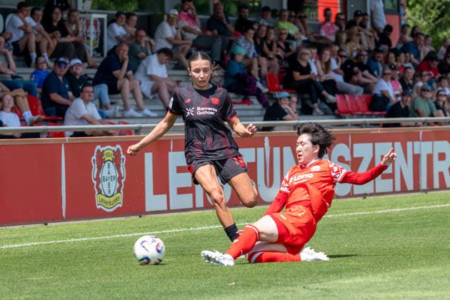 Zweikampf zwischen Loreen Bender (Bayer 04 Leverkusen, 19) und Yurina Imai (1. FSV Mainz 05, 14). Bayer 04 Leverkusen vs. 1. FSV Mainz 05, Fussball, Frauen Bundesliga, Testspiel, Saison 2026 2027, 04.07.2026 DFL DFB Regulations prohibit any use of Photographs as image sequences and or Quasivideo Bayer 04 Leverkusen vs. 1. FSV Mainz 05, Fussball, Frauen Bundesliga, Testspiel, Saison 2026 2027, 04.07.2026 Leverkusen *** A duel between Loreen Bender of Bayer 04 Leverkusen, 19, and Yurina Imai of 1 FSV Mainz 05, 14; Bayer 04 Leverkusen vs. 1 FSV Mainz 05, Soccer, Women’s Bundesliga, Friendly Match, 2026–2027 Season, July 4, 2026 DFL DFB regulations prohibit any use of photographs as image sequences and or quasi-video Bayer 04 Leverkusen vs. 1 FSV Mainz 05, soccer, Women’s Bundesliga, friendly match, 2026–2027 season, July 4, 2026, Leverkusen Copyright: xEibner-Pressefoto ThomasxHaeslerx EP_THR