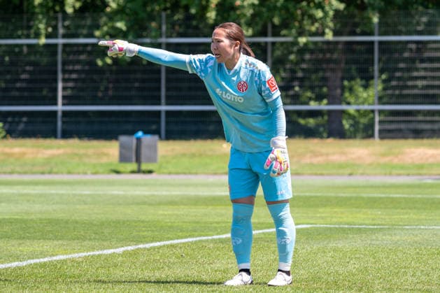 Mamiko Matsumoto (1. FSV Mainz 05, 01) gibt ihrer Mannschaft Anweisungen. Bayer 04 Leverkusen vs. 1. FSV Mainz 05, Fussball, Frauen Bundesliga, Testspiel, Saison 2026 2027, 04.07.2026 DFL DFB Regulations prohibit any use of Photographs as image sequences and or Quasivideo Bayer 04 Leverkusen vs. 1. FSV Mainz 05, Fussball, Frauen Bundesliga, Testspiel, Saison 2026 2027, 04.07.2026 Leverkusen *** Mamiko Matsumoto of 1 FSV Mainz 05, 01 gives instructions to her team. Bayer 04 Leverkusen vs. 1 FSV Mainz 05, Soccer, Women s Bundesliga, Friendly Match, 2026–2027 Season, July 4, 2026 DFL DFB regulations prohibit any use of photographs as image sequences and or quasi-video Bayer 04 Leverkusen vs. 1 FSV Mainz 05, soccer, Women’s Bundesliga, friendly match, 2026–2027 season, July 4, 2026, Leverkusen Copyright: xEibner-Pressefoto ThomasxHaeslerx EP_THR