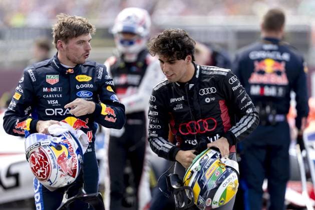SILVERSTONE - Max Verstappen (Red Bull Racing) in conversation with Gabriel Bortoleto (Audi) after the sprint session of the Formula 1 British Grand Prix at the Silverstone race circuit. SANDER KONING ANP xVIxANPxSportx xxANPxIVx 562768766 originalFilename: 562768766.jpg
