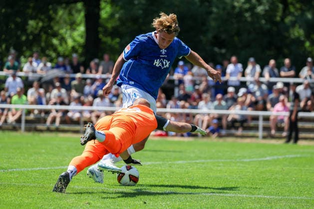 2026.07.04 xjfax Testspiel anlässlich des 150-jährigen Vereinsjubiläums der SG Arheilgen, SG Arheilgen - SV Darmstadt 98 v.l., goalkeper Felix Hamm (SG Arheilgen), Fynn Luca Lakenmacher (SV Darmstadt 98) zweikampf, action, aktion, battles for the Ball (DFL DFB REGULATIONS PROHIBIT ANY USE OF PHOTOGRAPHS as IMAGE SEQUENCES and or QUASI-VIDEO) *** July 4, 2026 xjfax Friendly match to celebrate the 150th anniversary of SG Arheilgen, SG Arheilgen vs. SV Darmstadt 98 (from left), goalkeeper Felix Hamm (SG Arheilgen), Fynn Luca Lakenmacher, SV Darmstadt 98—tackles, action, battles for the ball. DFL and DFB regulations prohibit any use of photographs as image sequences and or quasi-video. Copyright: HMBxMedia JoaquimxFerreira