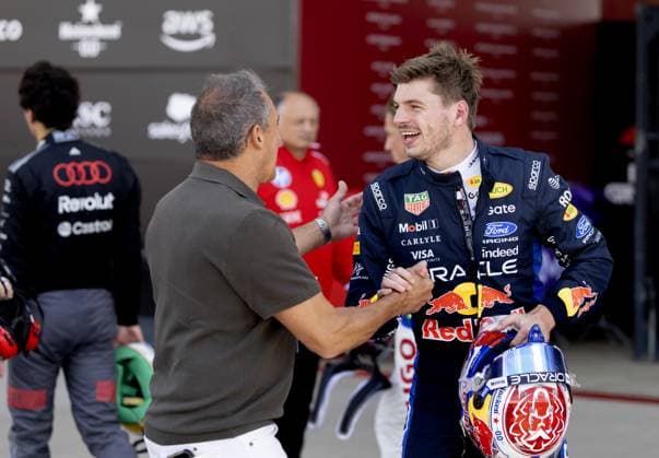 SILVERSTONE - Max Verstappen (Red Bull Racing) congratulates Marco Antonelli, the father of Andrea Kimi Antonelli, after the sprint session of the Formula 1 British Grand Prix at the Silverstone race circuit. SANDER KONING ANP xVIxANPxSportx xxANPxIVx 562768946 originalFilename: 562768946.jpg