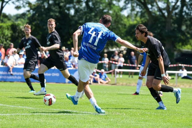 2026.07.04 xjfax Testspiel anlässlich des 150-jährigen Vereinsjubiläums der SG Arheilgen, SG Arheilgen - SV Darmstadt 98 v.l., Lance Duijvestijn (SV Darmstadt 98) schiesst das Tor zum, scores the goal to 0:1 (DFL DFB REGULATIONS PROHIBIT ANY USE OF PHOTOGRAPHS as IMAGE SEQUENCES and or QUASI-VIDEO) *** July 4, 2026 xjfax Friendly match in celebration of SG Arheilgen’s 150th anniversary, SG Arheilgen vs. SV Darmstadt 98 (from left), Lance Duijvestijn of SV Darmstadt 98 scores the goal, making the score 0–1. DFL and DFB regulations prohibit any use of photographs as image sequences and or quasi-video. Copyright: HMBxMedia JoaquimxFerreira
