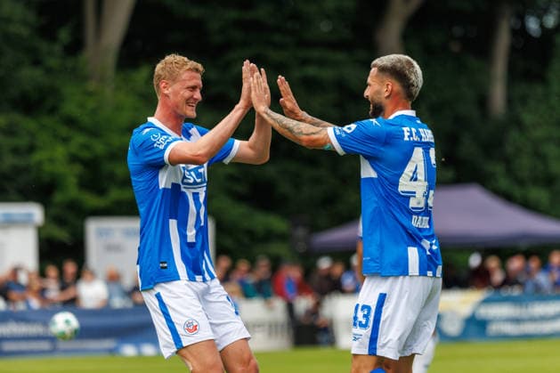 Torjubel 0:2 - links Torschütze Emil Frost Holten (Rostock) mit Leon Dajaku (Rostock) ; GER, FSV Kühlungsborn vs. FC Hansa Rostock, Fußball, Männer, 3. Liga, Testspiel, Spielzeit 2026 2027, 04.07.2026 Kühlungsborn Sportplatz Mecklenburg - Vorpommern Deutschland *** Goal celebration 0 2 left: Goal scorer Emil Frost, Holten Rostock with Leon Dajaku, Rostock, GER; FSV Kühlungsborn vs. FC Hansa Rostock, Soccer, Men, 3rd Division, Friendly Match, 2026–2027 Season, July 4, 2026, Kühlungsborn Sports Field, Mecklenburg-Western Pomerania, Germany