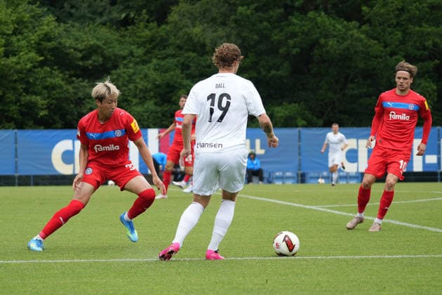 Fußball I Herren I Saison 2026-2027 I Testspiel I Holstein Kiel - FC Fredericia I 07.2026 Eskild Dall (19, FC Fredericia) und Hiroki Sekine (32, Holstein Kiel) im Zweikampf Kiel CITTI FUSSBALL PARK Schleswig-Holstein Deutschland *** Soccer I Men s I 2026–2027 Season I Friendly Match I Holstein Kiel vs. FC Fredericia I July 2026 Eskild Dall 19, FC Fredericia and Hiroki Sekine 32, Holstein Kiel in a duel at Kiel CITTI FUSSBALL PARK, Schleswig-Holstein, Germany Copyright: xLobeca MaschaxHolmx