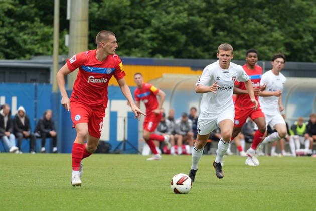 Fußball I Herren I Saison 2026-2027 I Testspiel I Holstein Kiel - FC Fredericia I 07.2026 Ivan Nekic (13, Holstein Kiel) und Anders Dahl (14, FC Fredericia) im Zweikampf Kiel CITTI FUSSBALL PARK Schleswig-Holstein Deutschland *** Soccer I Men s I 2026–2027 Season I Friendly Match I Holstein Kiel vs. FC Fredericia I July 2026 Ivan Nekic 13, Holstein Kiel, and Anders Dahl 14, FC Fredericia in a tackle at Kiel CITTI FUSSBALL PARK, Schleswig-Holstein, Germany Copyright: xLobeca MaschaxHolmx