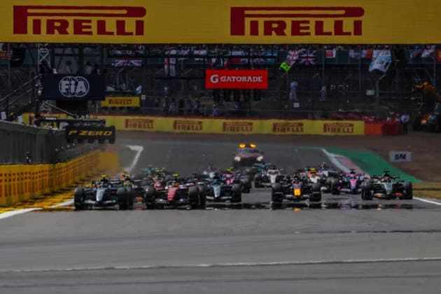 Formula 1 Pirelli British Grand Prix 2026. Sprint Race Start Lewis Hamilton (GBR), Scuderia Ferrari HP, SF-26, Kimi Antonelli (ITA), Mercedes-AMG Petronas F1 Team, F1 W17 during Formula 1 Pirelli British Grand Prix 2026. on July 4., 2026 in Silverstone Circuit, Silverstone, United Kingdom, Zsombor Toth Silverstone Silverstone Circuit West Northamptonshire United Kingdom
