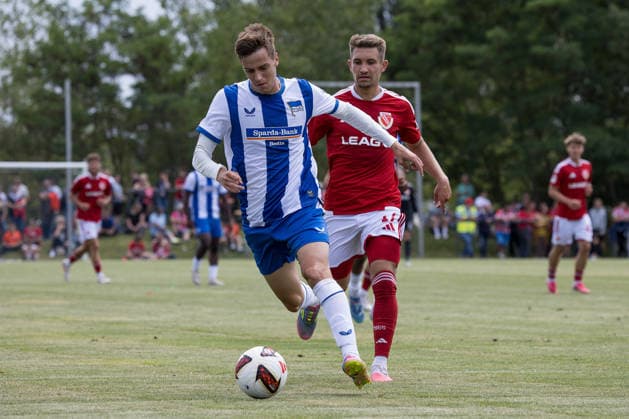 Peitz, Deutschland 04. Juli 2026: Testspiel - 2026 2027 - FC Energie Cottbus gegen Hertha BSC II Im Bild: v. li. im Zweikampf Filip Brekalo (Hertha BSC II) und Julian Guttau (Energie Cottbus) point S Reifenlehnigk Sportpark Brandenburg *** Peitz, Germany, July 4, 2026: 2026-2027 preseason match between FC Energie Cottbus and Hertha BSC II. Pictured, from left, in a tackle: Filip Brekalo of Hertha BSC II and Julian Guttau of Energie Cottbus. Location: S Reifenlehnigk Sportpark, Brandenburg Copyright: xFotostandx xWeilandx