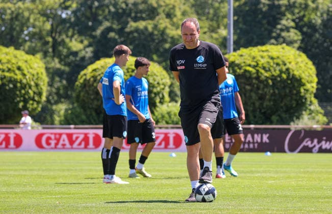 04.07.2026, Deutschland, Stuttgart, Fussball Testspiel, Regionalliga Südwest, SV Stuttgarter Kickers vs. Young Boys Reutlingen, Kickers Trainer Holger Bachthaler *** July 4, 2026, Germany, Stuttgart, soccer exhibition match, Regionalliga Südwest, SV Stuttgarter Kickers vs. Young Boys Reutlingen, Kickers coach Holger Bachthaler